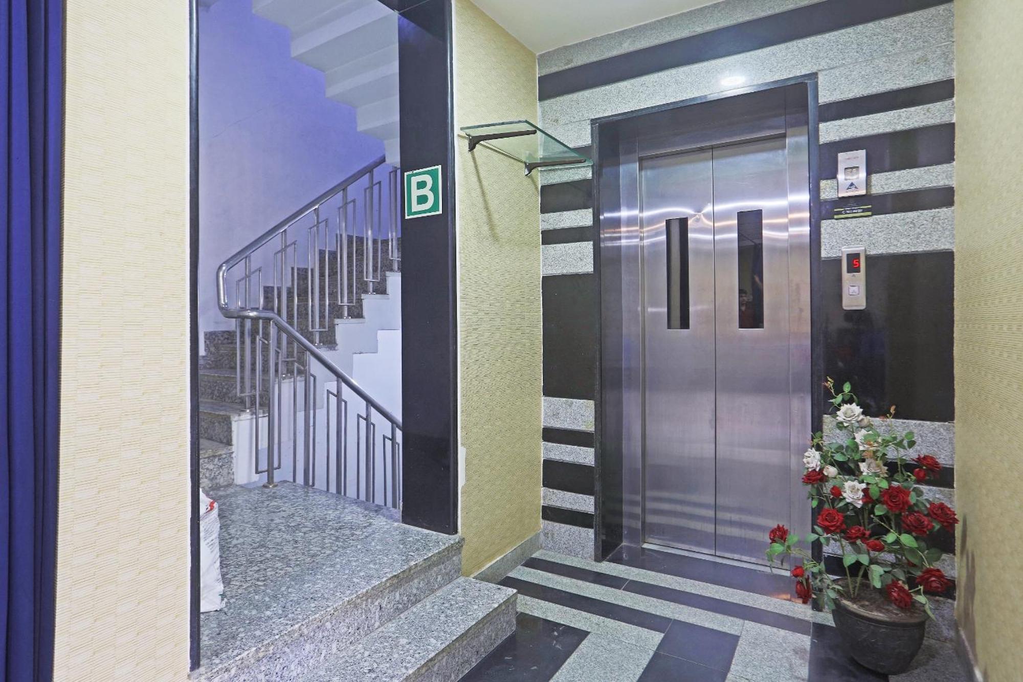 Hotel Aerostar Gold - Opposite Max Healthcare 델리 외부 사진