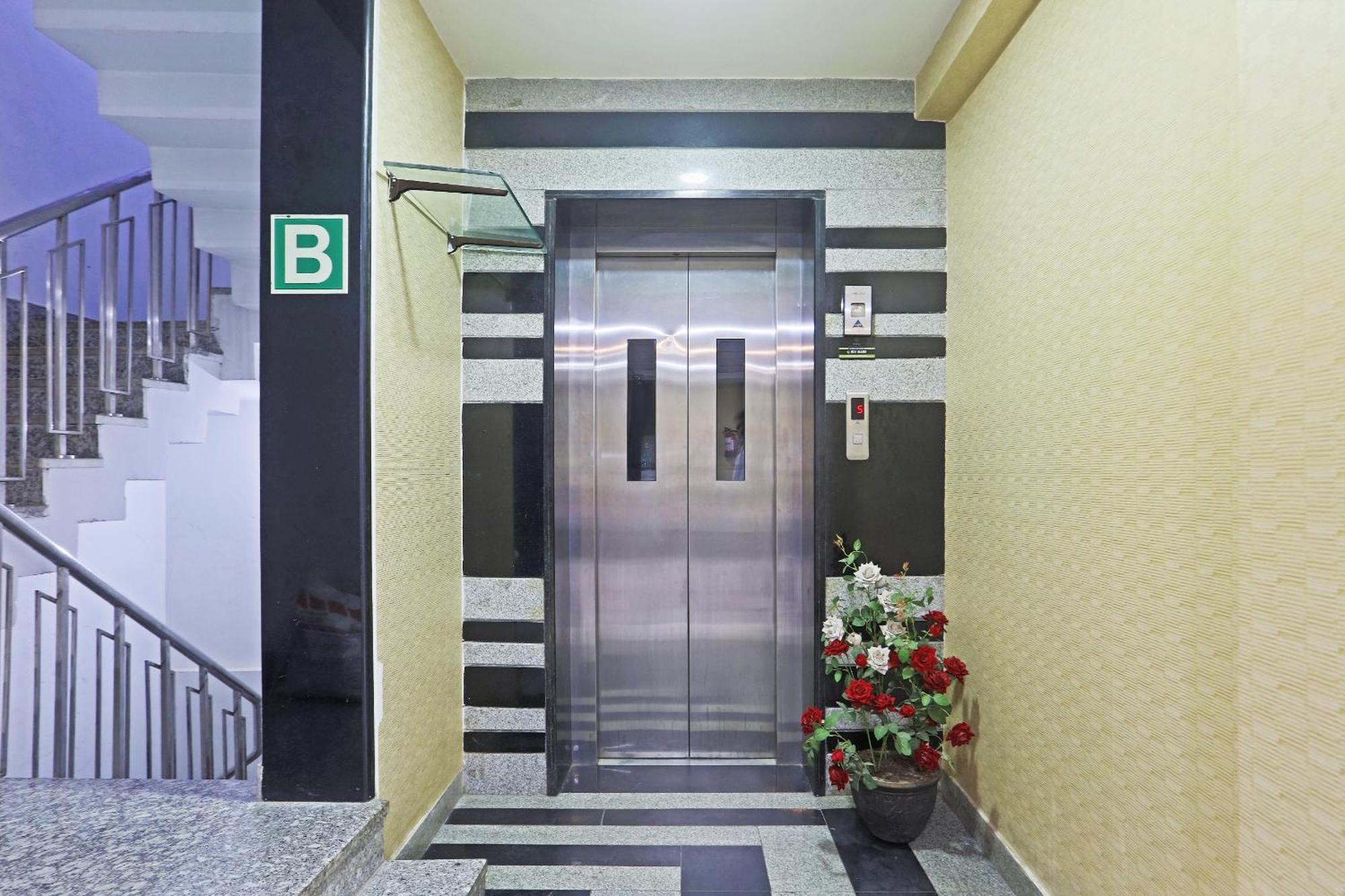 Hotel Aerostar Gold - Opposite Max Healthcare 델리 외부 사진